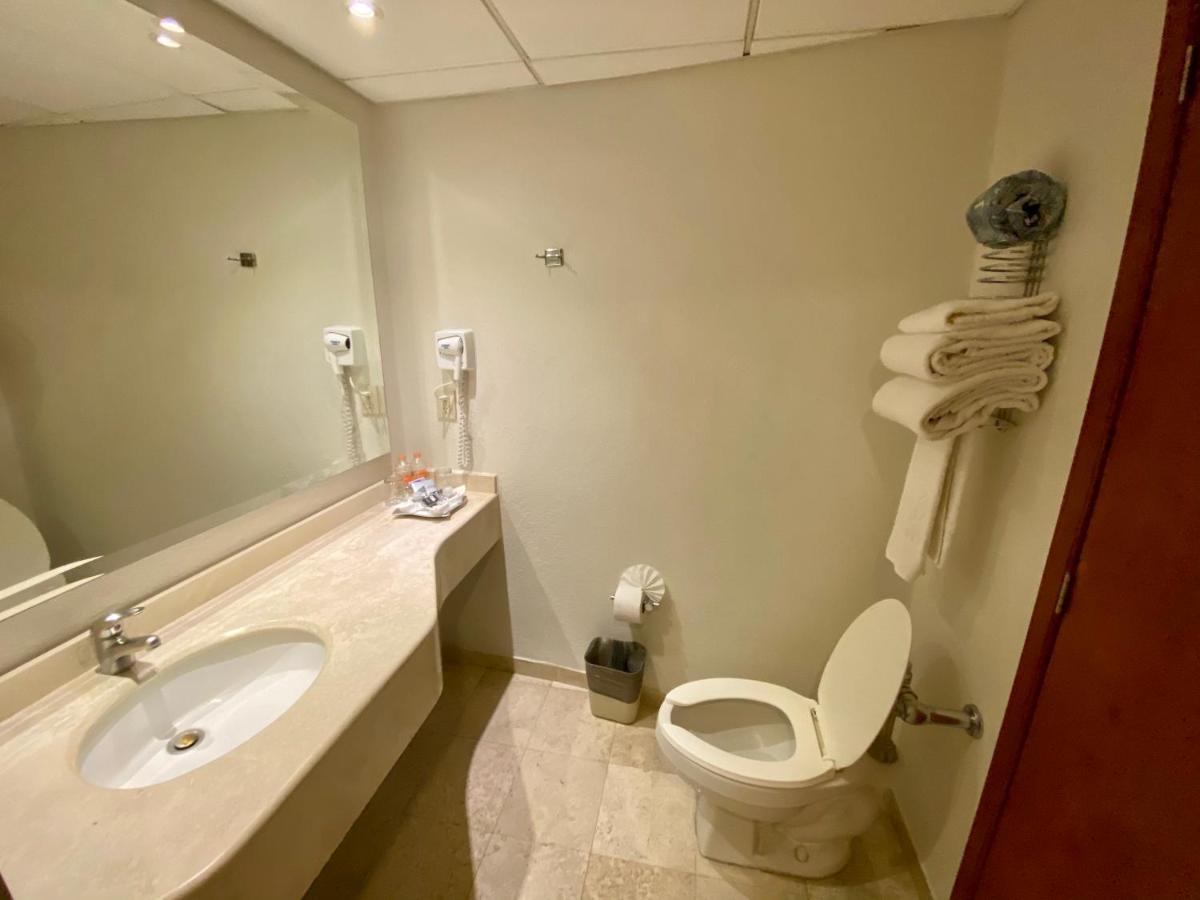 Hotel Mercury Inn Queretaro Bagian luar foto