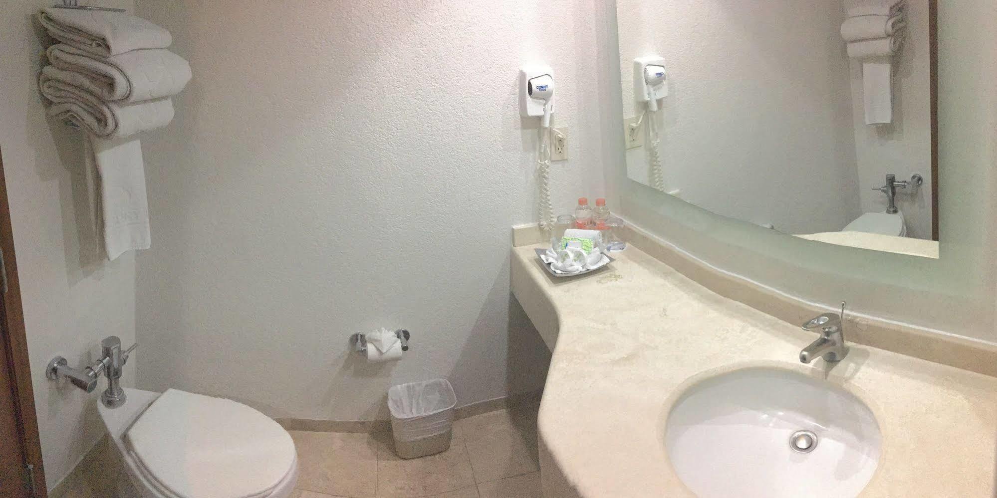 Hotel Mercury Inn Queretaro Bagian luar foto