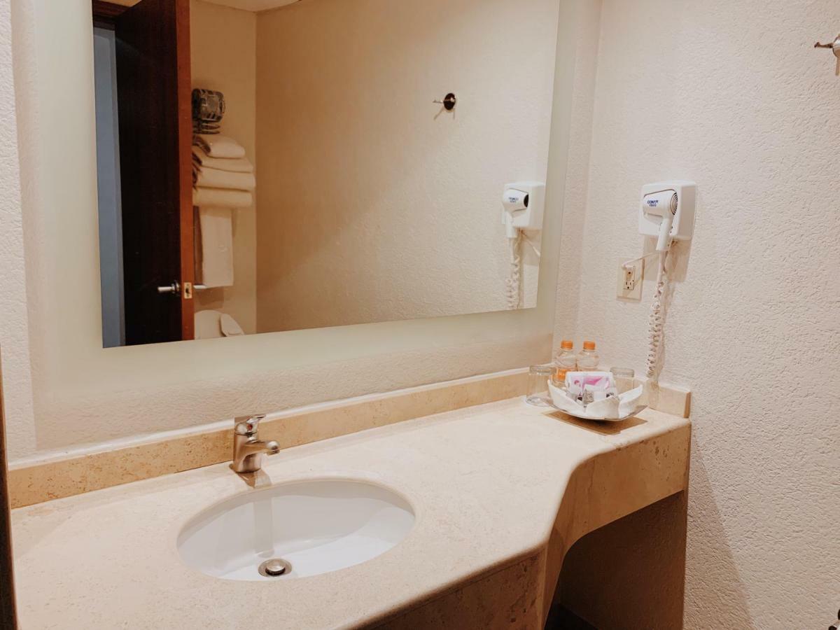Hotel Mercury Inn Queretaro Bagian luar foto